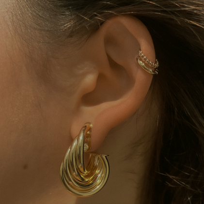 THE GOLD WAVY HOOPS
