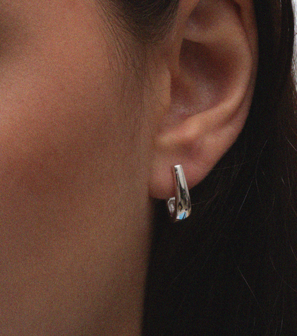 THE SILVER KYRA CURVED EARRING