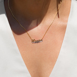 THE CLASSIC FLOWER CUT NAMEPLATE NECKLACE