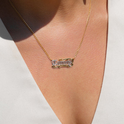 THE CLASSIC OLD ENGLISH TAIL NAMEPLATE NECKLACE