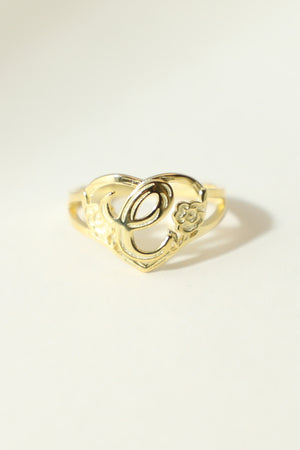 THE GOLD CUTOUT FLOWER HEART LETTER RING