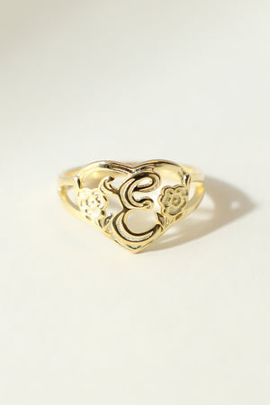 THE GOLD CUTOUT FLOWER HEART LETTER RING