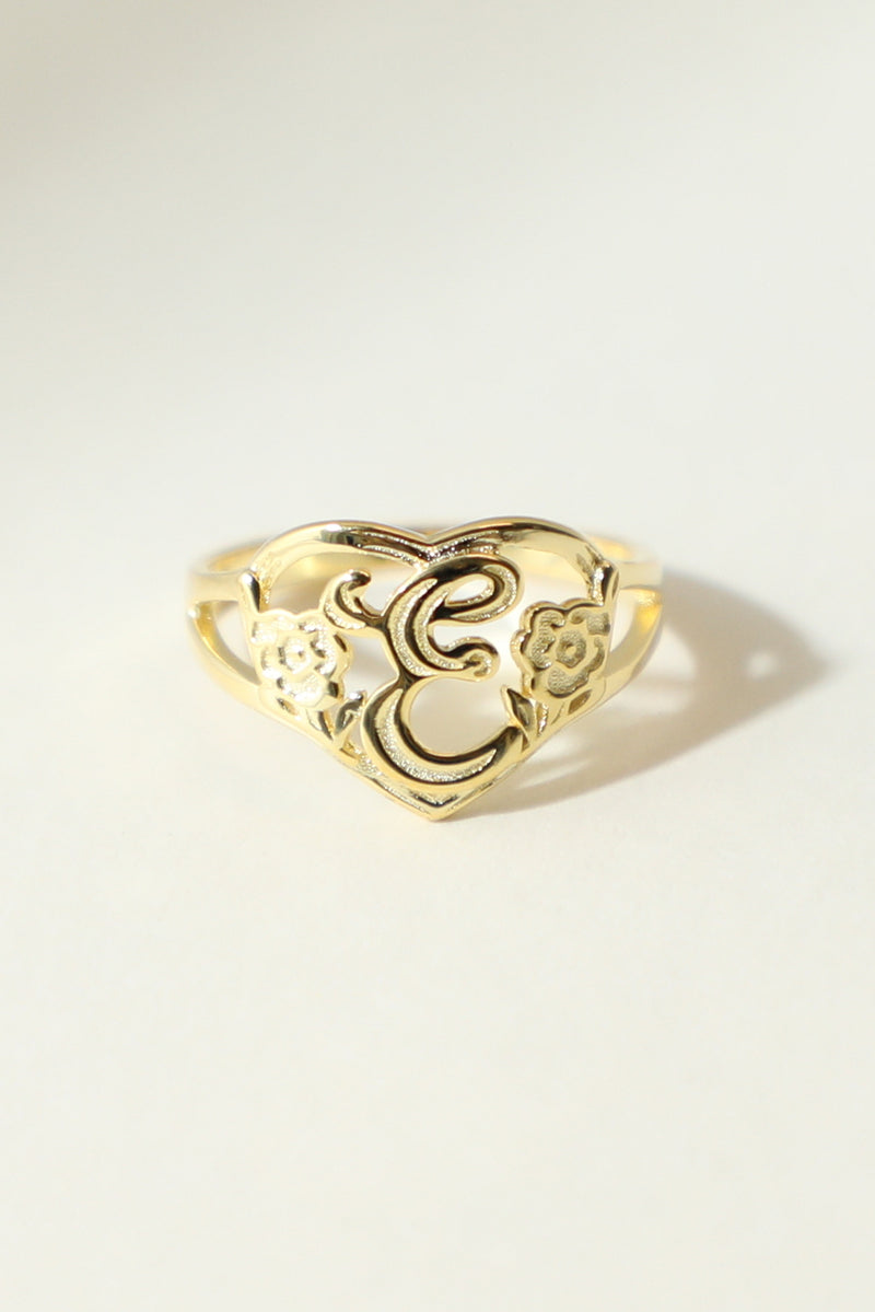 THE GOLD CUTOUT FLOWER HEART LETTER RING