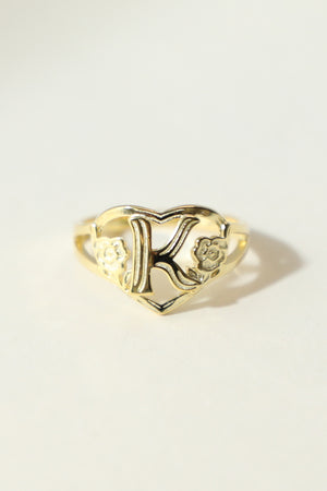 THE GOLD CUTOUT FLOWER HEART LETTER RING