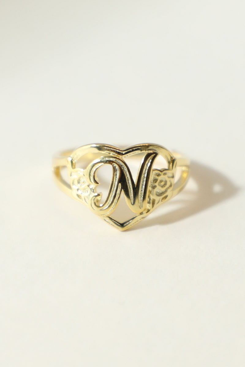THE GOLD CUTOUT FLOWER HEART LETTER RING