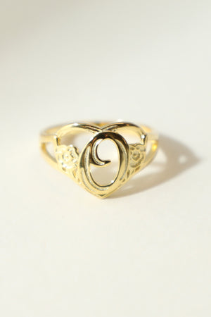 THE GOLD CUTOUT FLOWER HEART LETTER RING