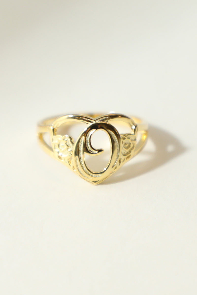THE GOLD CUTOUT FLOWER HEART LETTER RING