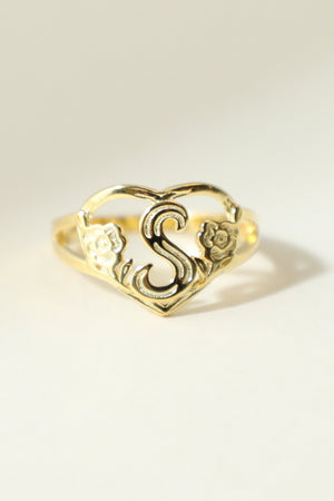 THE GOLD CUTOUT FLOWER HEART LETTER RING