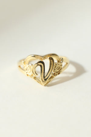 THE GOLD CUTOUT FLOWER HEART LETTER RING
