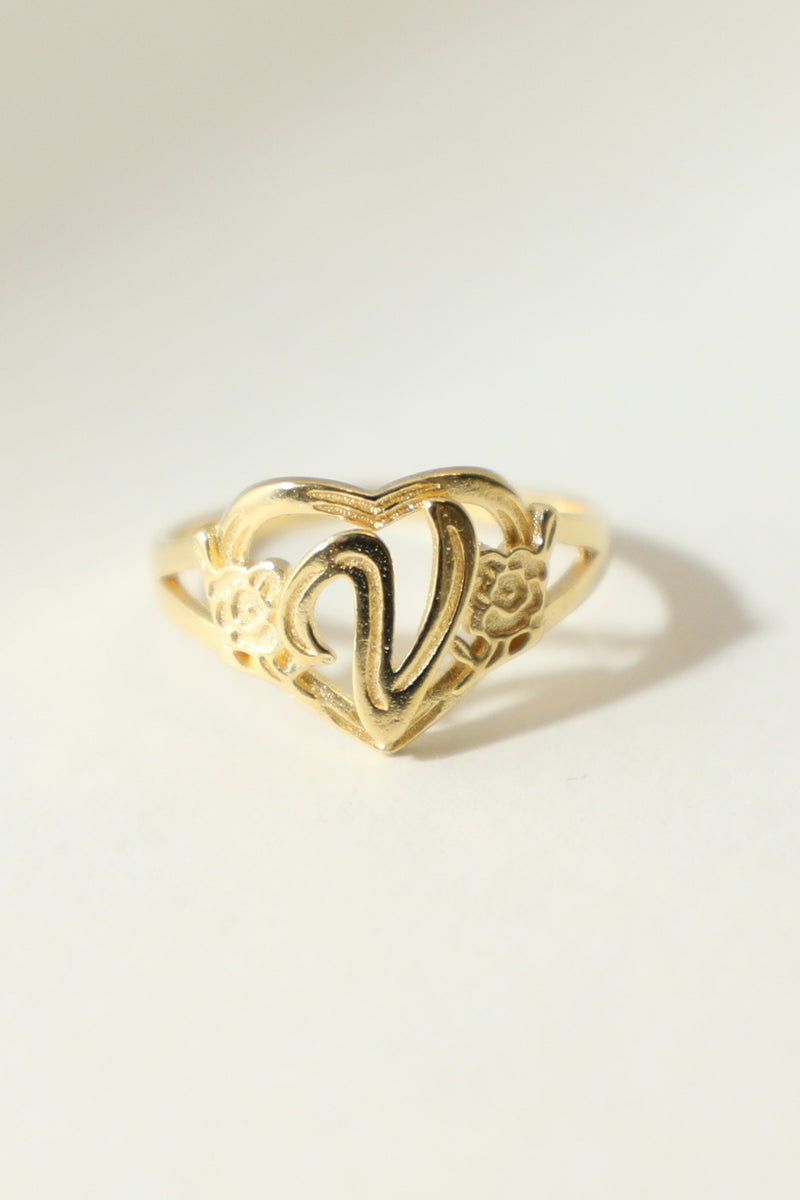 THE GOLD CUTOUT FLOWER HEART LETTER RING