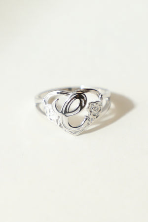 THE SILVER CUTOUT FLOWER HEART LETTER RING