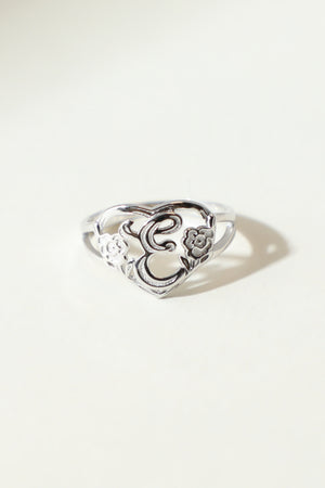 THE SILVER CUTOUT FLOWER HEART LETTER RING