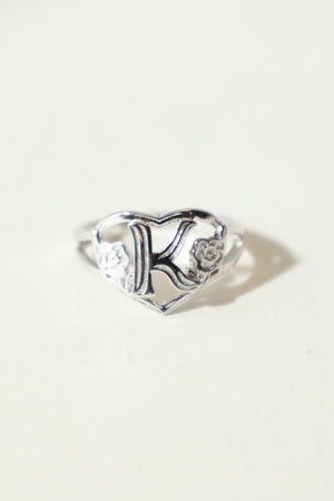 THE SILVER CUTOUT FLOWER HEART LETTER RING