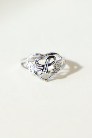 THE SILVER CUTOUT FLOWER HEART LETTER RING