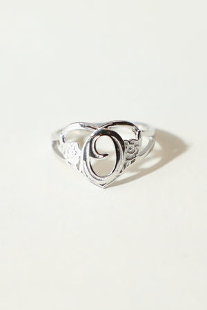 THE SILVER CUTOUT FLOWER HEART LETTER RING