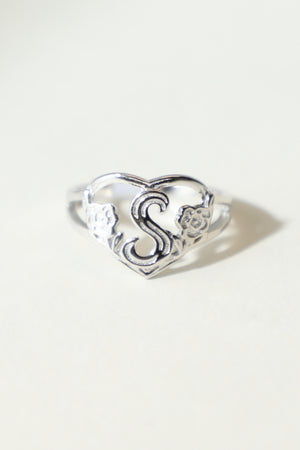 THE SILVER CUTOUT FLOWER HEART LETTER RING