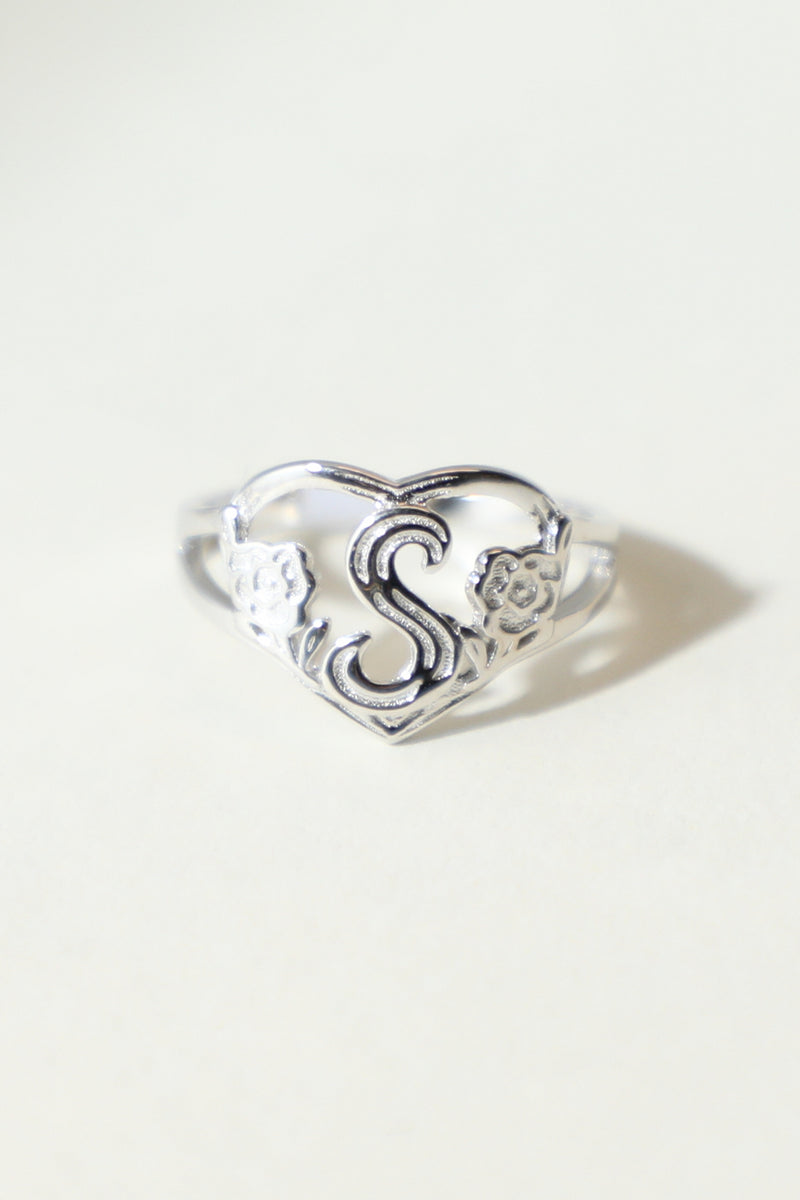 THE SILVER CUTOUT FLOWER HEART LETTER RING