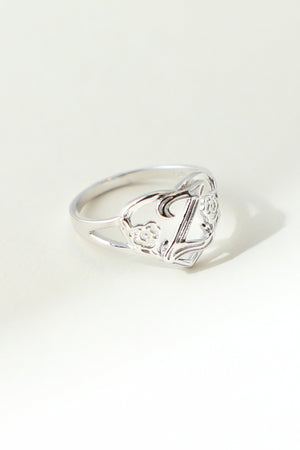 THE SILVER CUTOUT FLOWER HEART LETTER RING