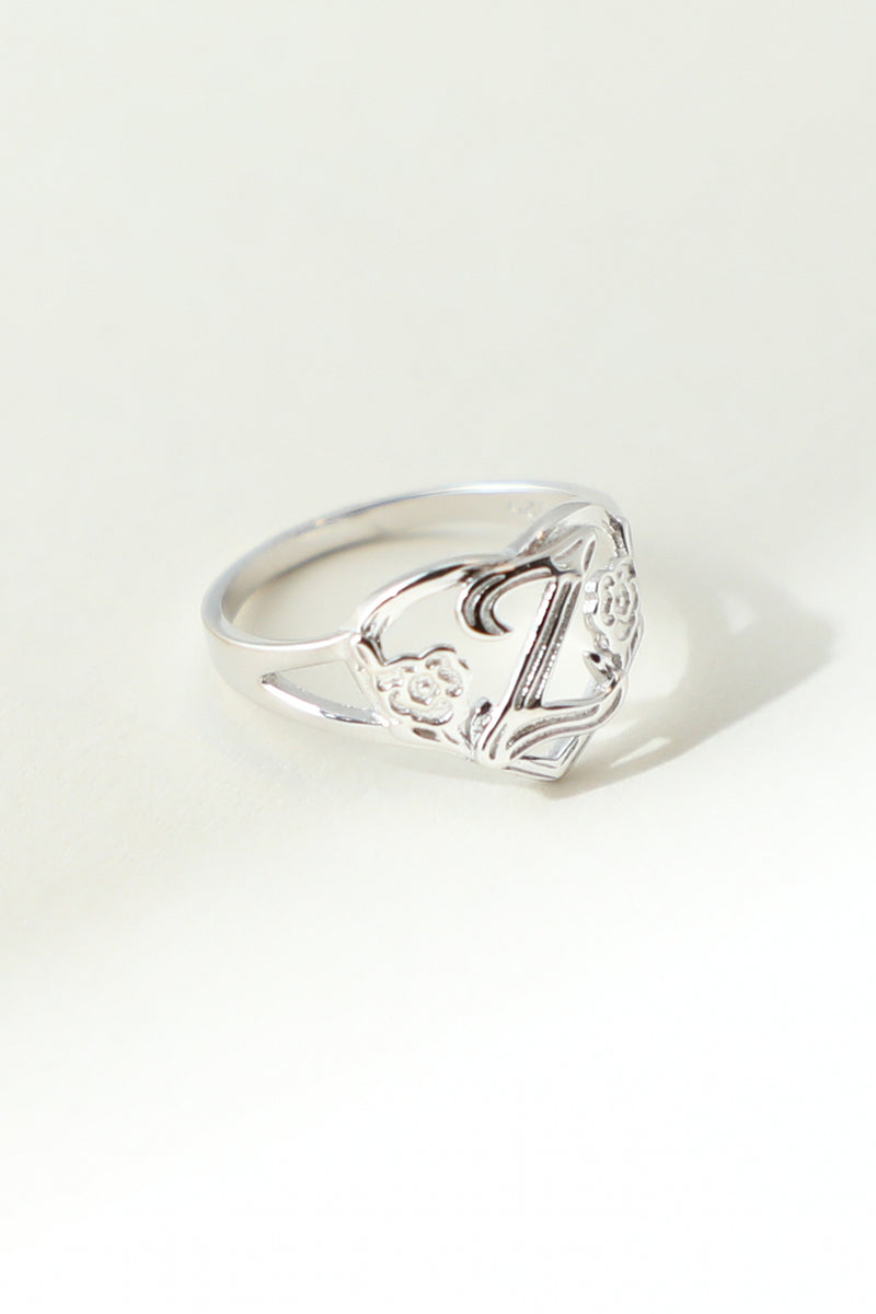 THE SILVER CUTOUT FLOWER HEART LETTER RING