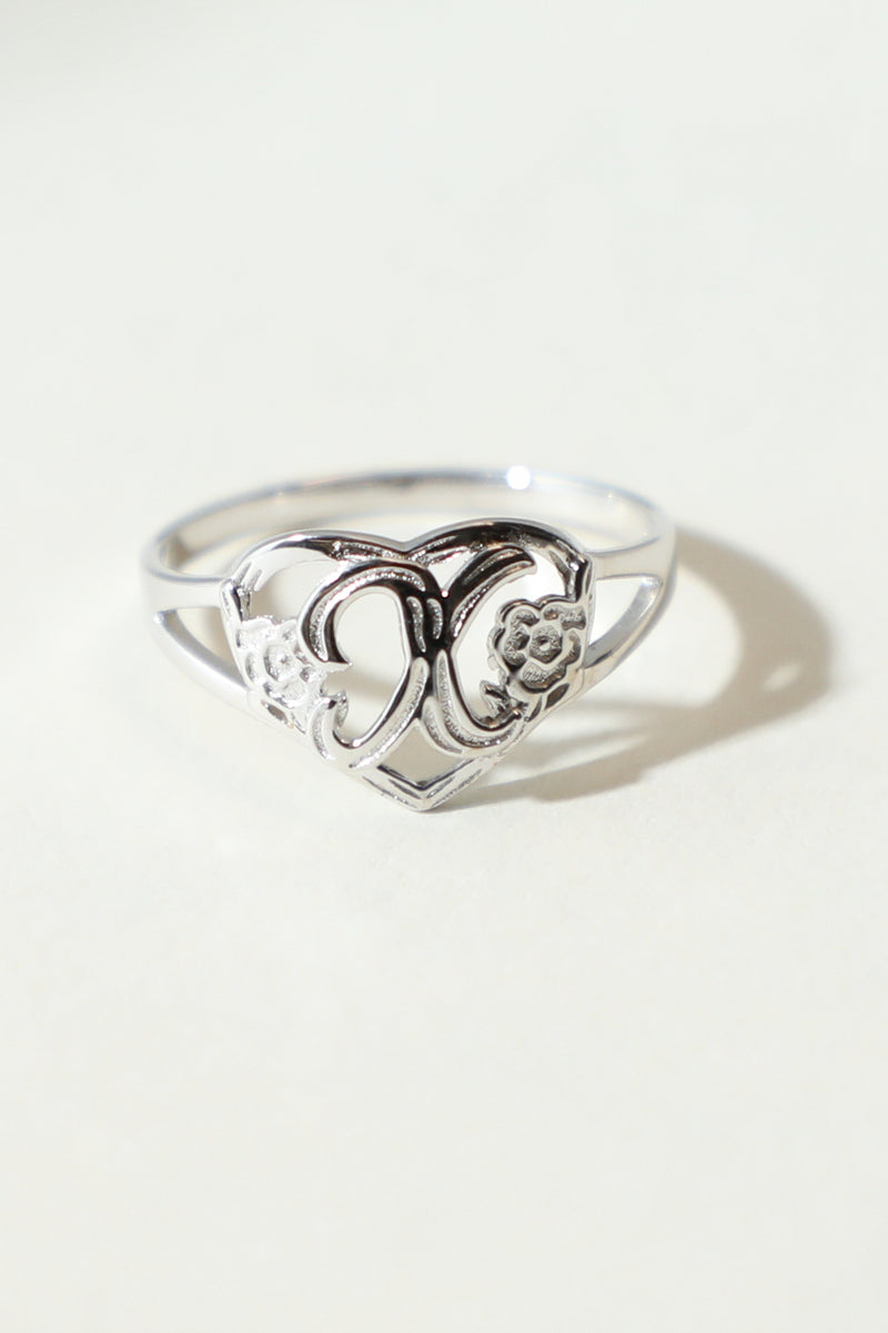 THE SILVER CUTOUT FLOWER HEART LETTER RING