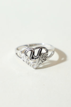 THE SILVER CUTOUT FLOWER HEART LETTER RING