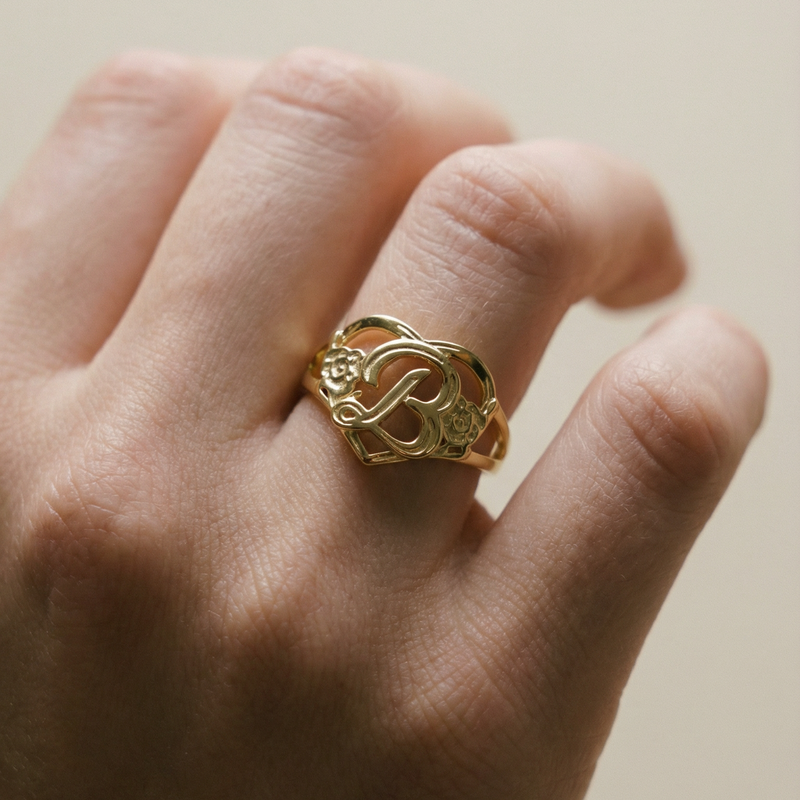 THE GOLD CUTOUT FLOWER HEART LETTER RING