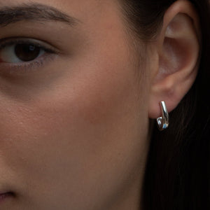 THE SILVER KYRA CURVED EARRING