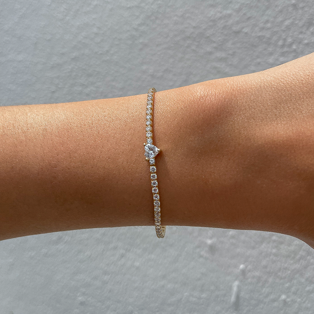 Diamond Tennis Bracelet. Simple yet beautiful. Pretty, Polished and  Professional ❤️. | Tennis bracelet diamond, Sparkly bracelets, Textured  bracelet