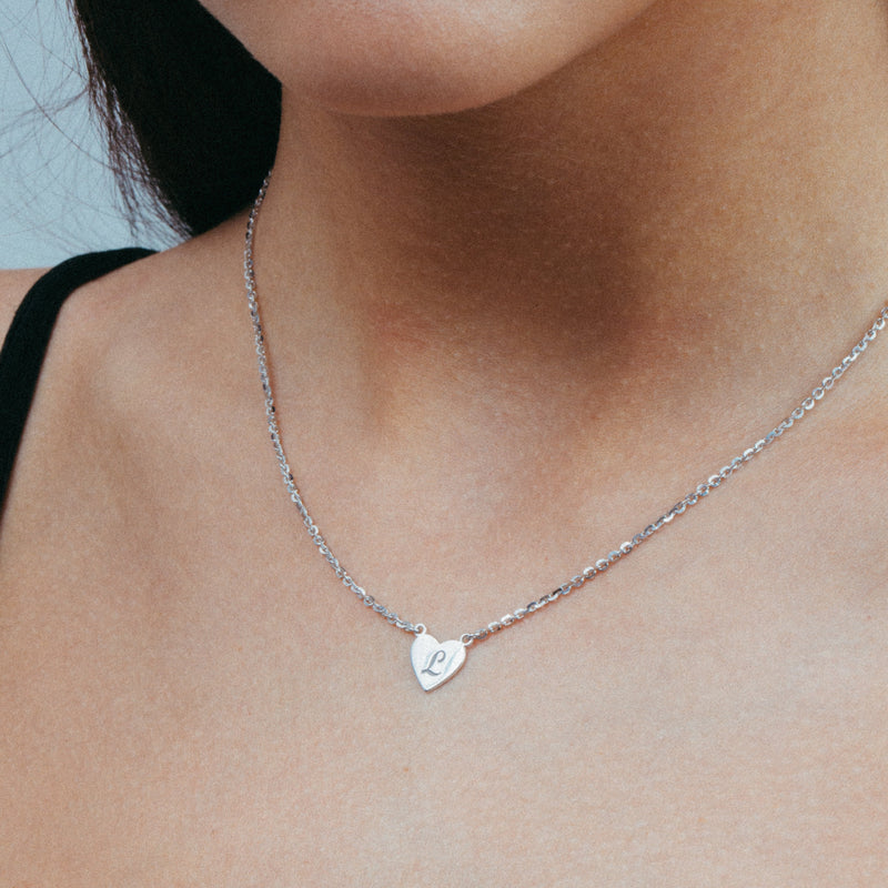 THE LOWERCASE SCRIPT ENGRAVED HEART LETTER NECKLACE