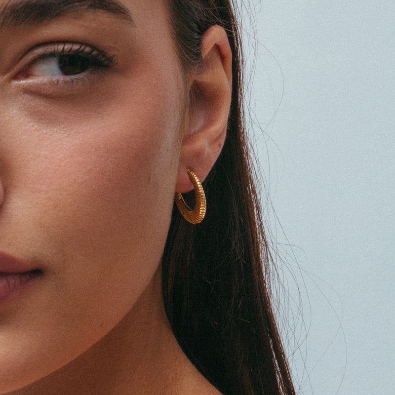 THE BOLD LINEAR HOOPS