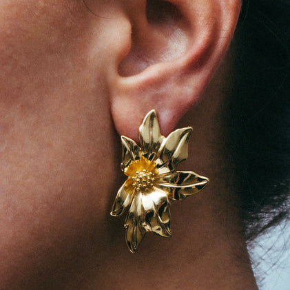 THE DAISY EARRING STUDS