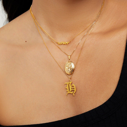 THE OLD ENGLISH FIGARO PENDANT NECKLACE (UPPERCASE)