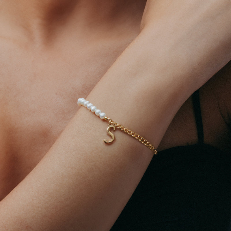 THE SCRIPT LETTER PEARL CURB BRACELET