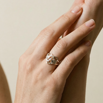 THE SILVER CUTOUT FLOWER HEART LETTER RING