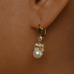 beau hanging pearl earring