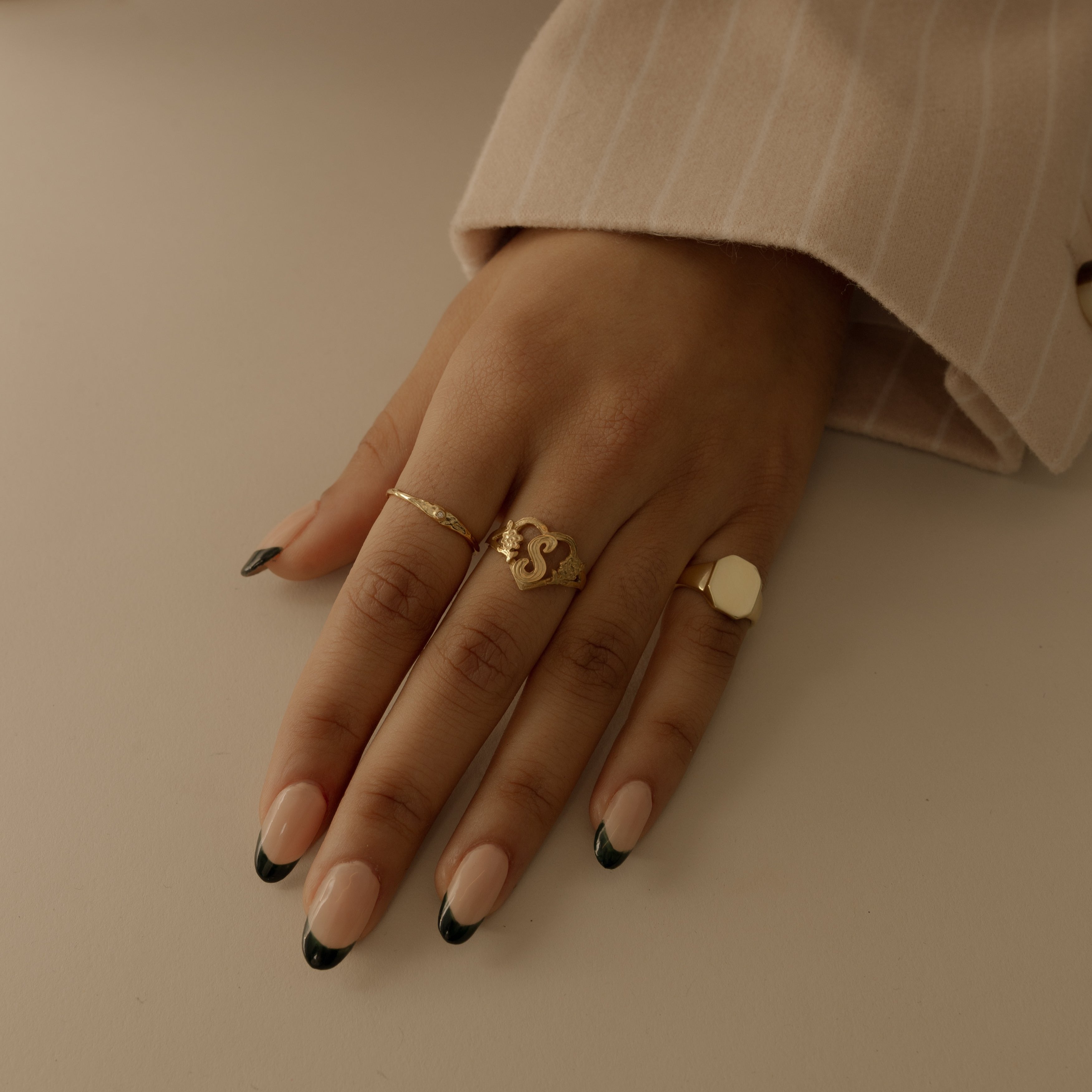 Pinky signet ring on sale womens