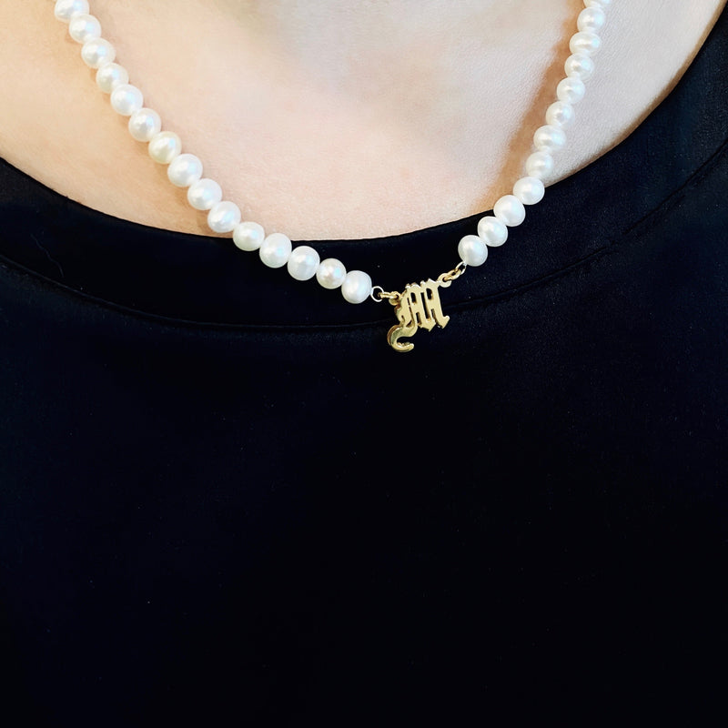 THE OLD ENGLISH SINGLE INITIAL PEARL NECKLACE - The M Jewelers