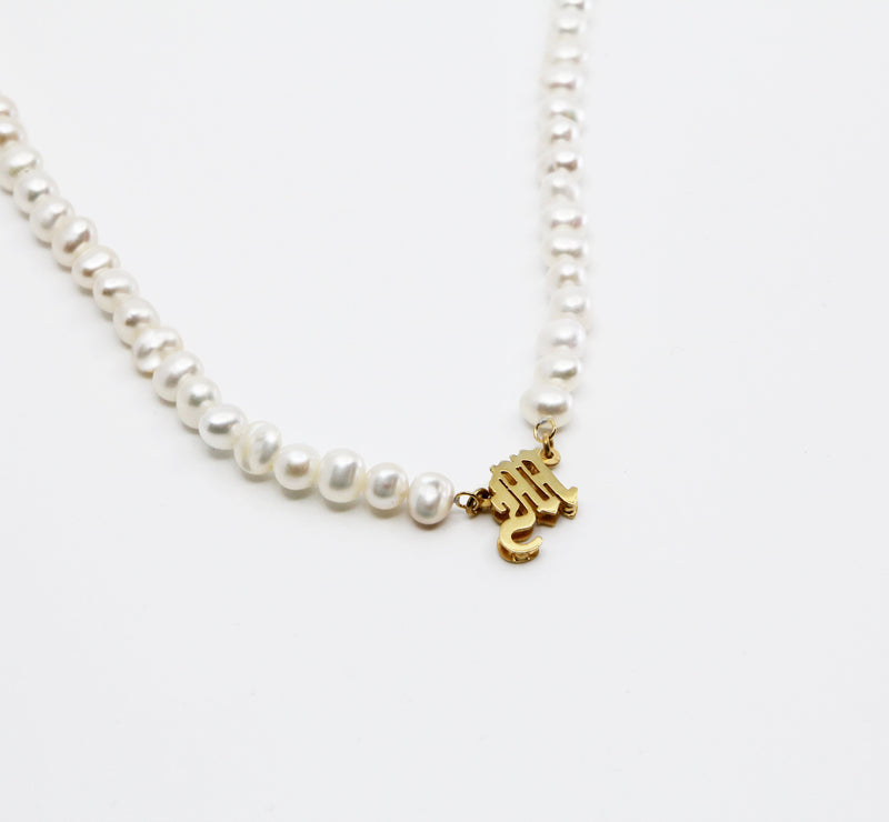 THE OLD ENGLISH SINGLE INITIAL PEARL NECKLACE - The M Jewelers